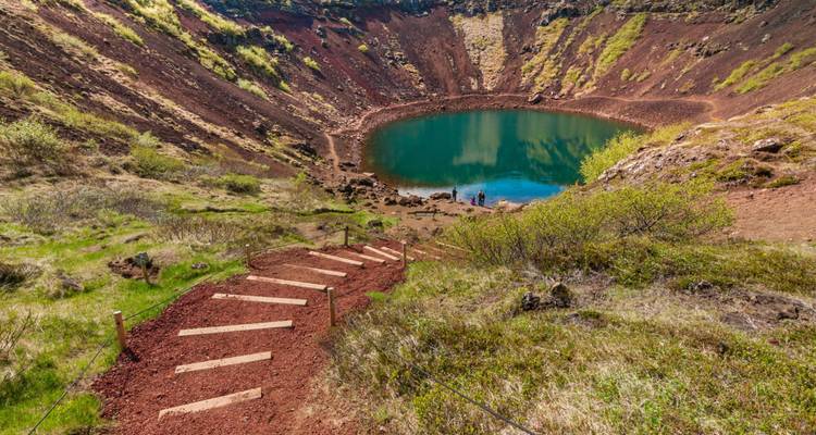 Vue d'un cratère volcanique avec un lac au centre.