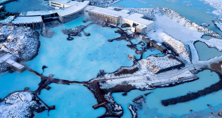 Une vue aérienne du Blue Lagoon avec son eau turquoise emblématique.