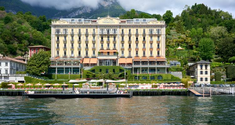 Gran Hotel Tremezzo junto a un lago.