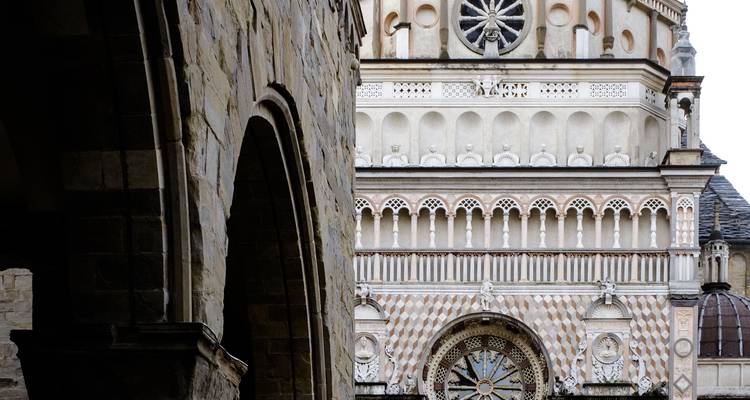 Detalle arquitectónico de un edificio ornamentado.