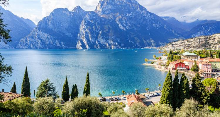 Vista dramática del lago con acantilados empinados.