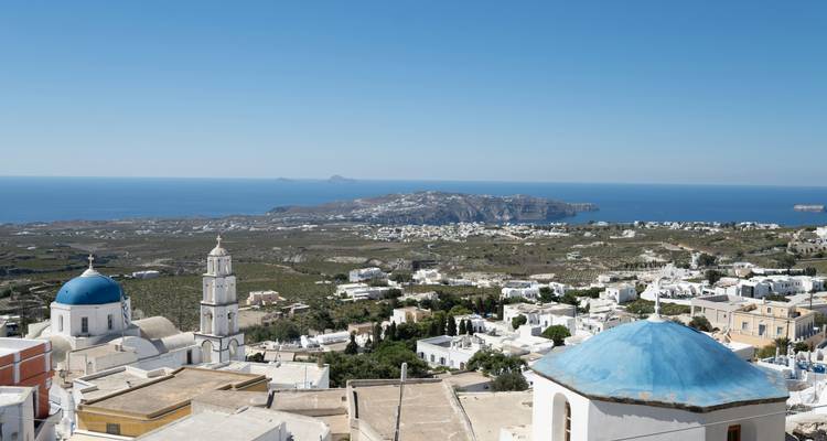 Vue aérienne d'un village étendu et de la mer.