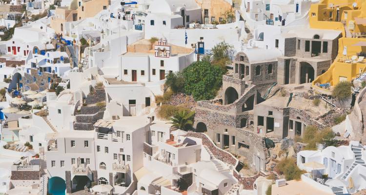 Une vue des bâtiments emblématiques blancs et de couleur pastel d'un village grec.