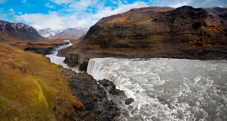 Brede weergave van een ruig landschap met een grote waterval.