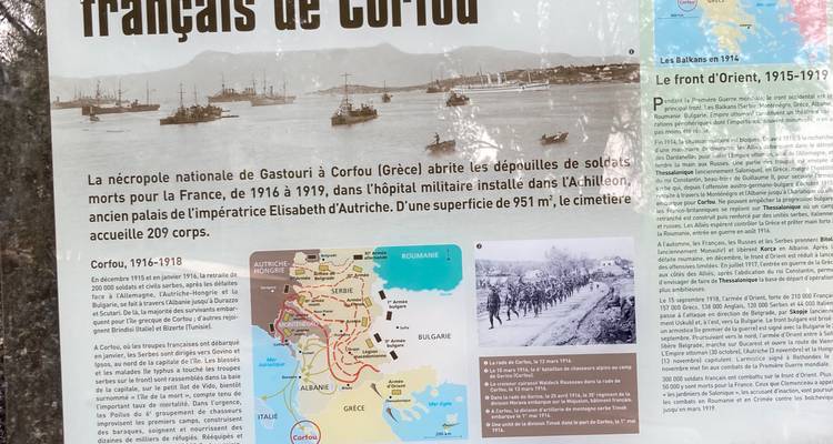 Gros plan d'un panneau informatif sur des événements historiques.