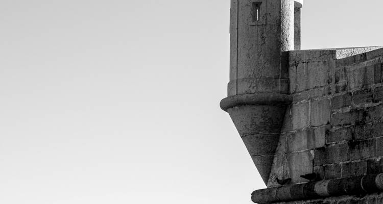 Image minimaliste en noir et blanc d'un coin de bâtiment.