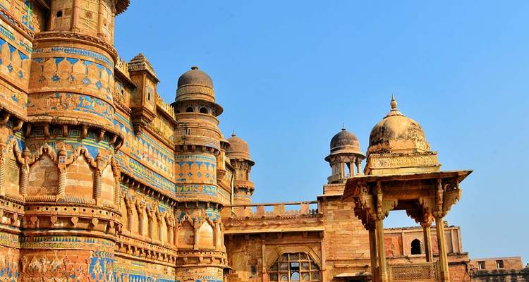 Fortaleza de piedra intrincada con cielo azul arriba.