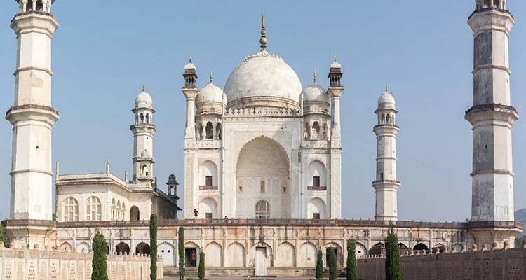 Mausoleo blanco con minaretes, similar al Taj Mahal.