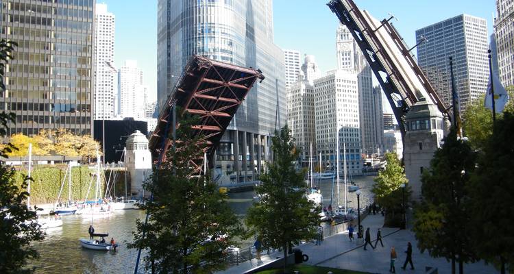 Ponts levés et bateaux le long de la rivière Chicago.