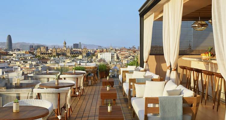 Terrasse sur le toit avec coin repas donnant sur la ville avec vue sur la Torre Glòries.