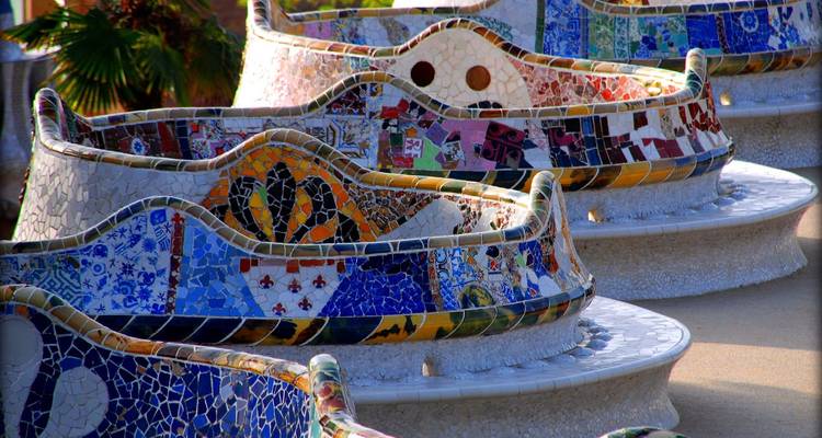 Bancs en mosaïque colorée au Parc Güell.
