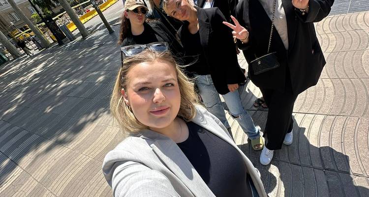 Selfie de groupe avec des personnes qui posent à l'extérieur par une journée ensoleillée.