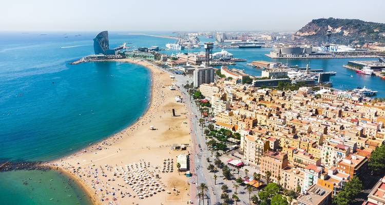 Vue aérienne de la plage de la Barceloneta et du paysage urbain environnant.