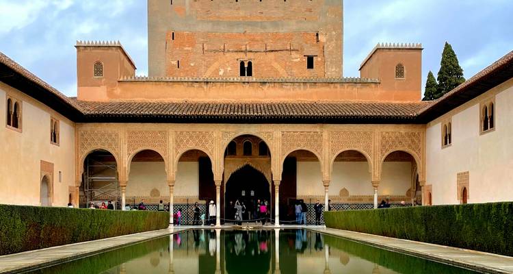Cour de l'Alhambra avec bassin de réflexion.