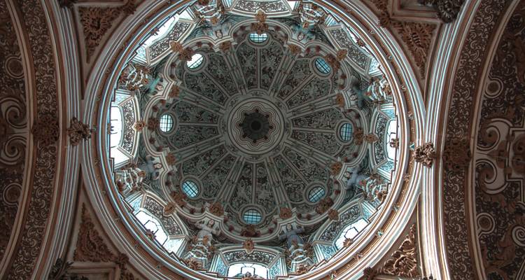 Plafond à dôme finement conçu d'une église.