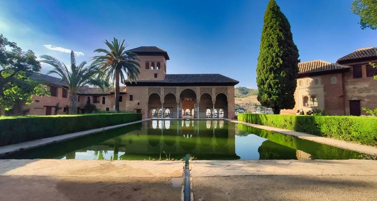 Vue sur le jardin et la piscine à l'Alhambra.