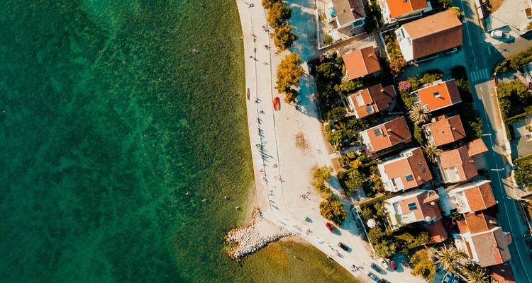 Vue aérienne d'une ville côtière aux eaux turquoise