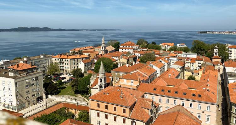 Vue aérienne de bâtiments historiques près du littoral