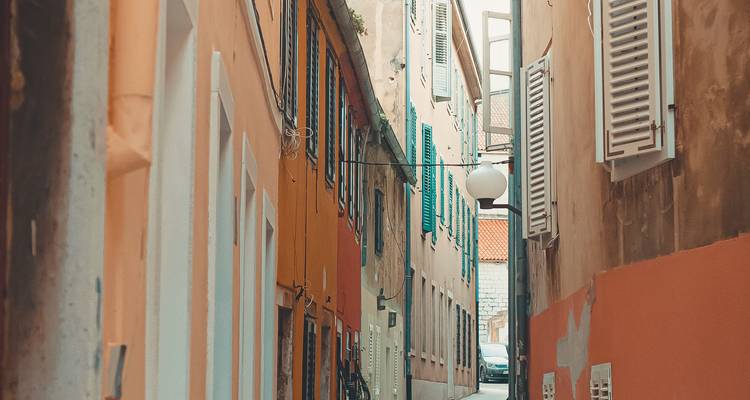 Ruelle étroite entre des bâtiments colorés