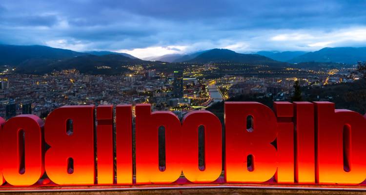 Paisaje urbano de Bilbao visto desde las alturas con el cartel de la ciudad.