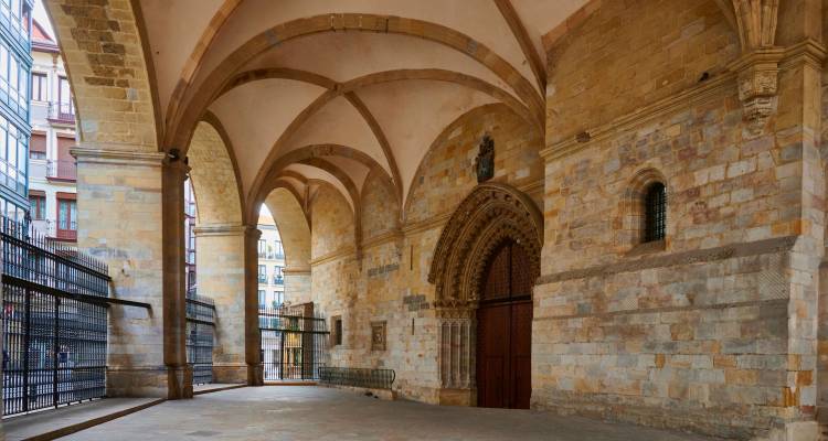 Historische Steinbögen und detaillierte Architektur in Bilbao.