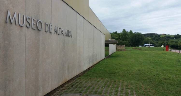 Außenansicht des Altamira-Museums mit sichtbarer Beschilderung.