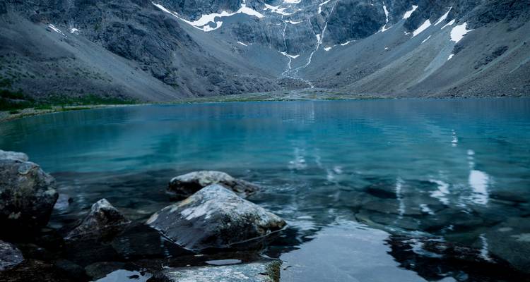 Lac glaciaire avec un environnement rocheux.