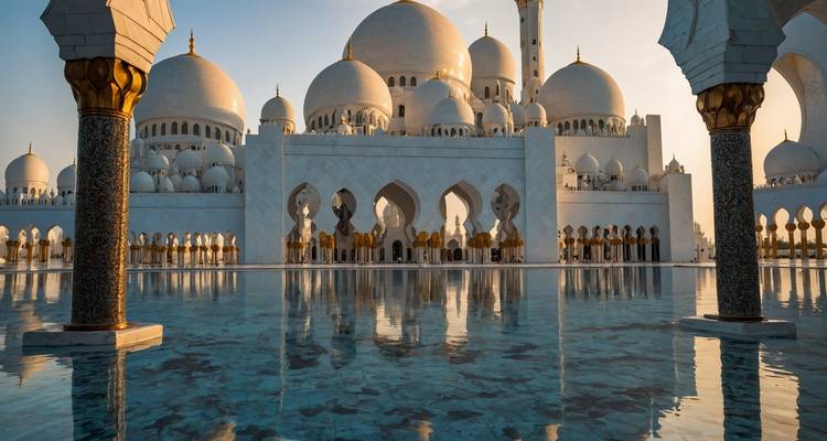 Belle vue de la Grande Mosquée Sheikh Zayed avec des reflets sur l'eau.