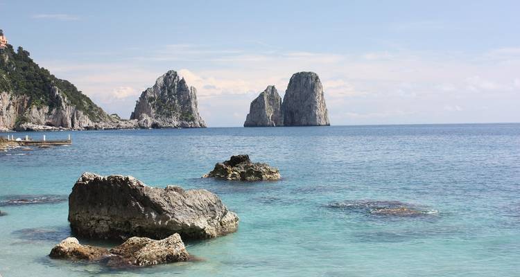 Vue pittoresque des stacks marins des Faraglioni à Capri, en Italie.