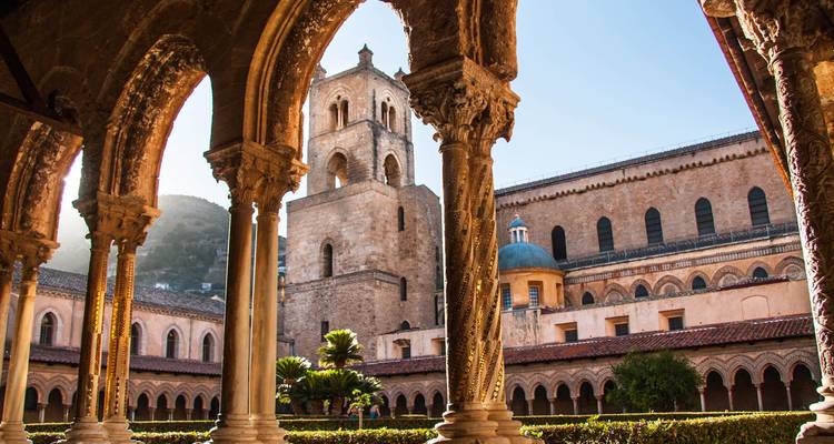 Architecture historique comportant un cloître voûté et un clocher d'église.