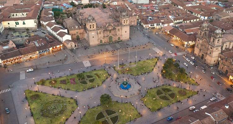 Vue aérienne d'une place avec des bâtiments historiques.