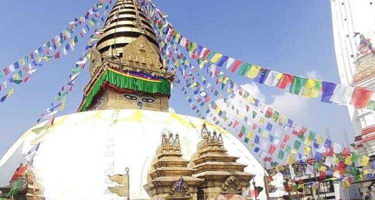 La Estupa de Swayambhunath con banderas de oración en Katmandú, Nepal.