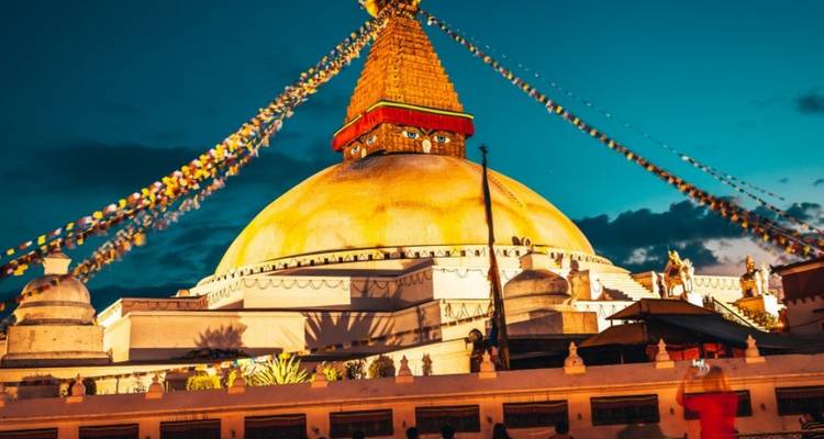 La Estupa de Boudhanath iluminada en Katmandú por la noche.