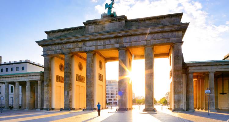 Porte de Brandebourg avec le soleil qui brille à travers.
