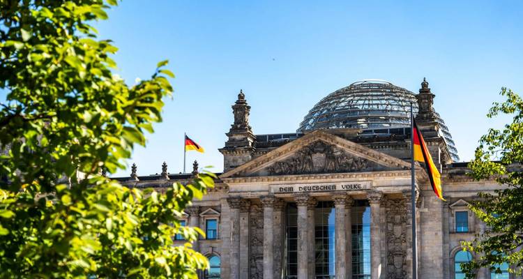 Le bâtiment du Reichstag avec un ciel bleu clair.