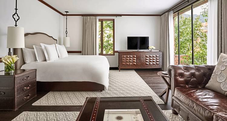 Intérieur d'une chambre d'hôtel luxueuse au design moderne.