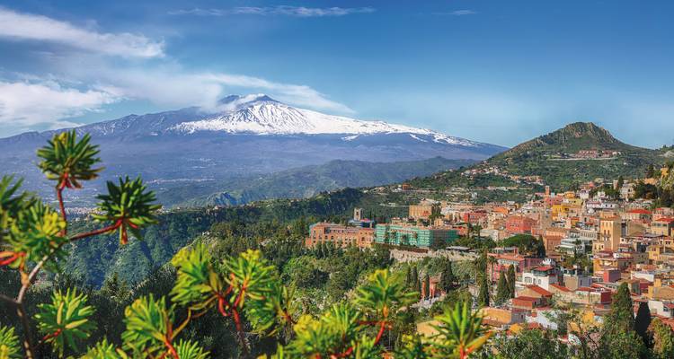 Vue du mont Etna depuis Taormine avec les villes environnantes.