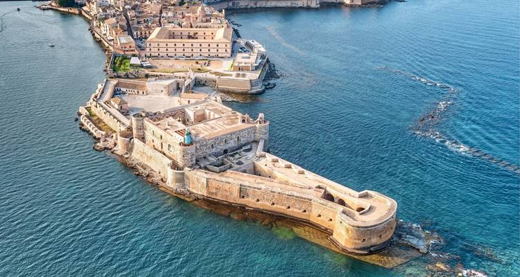 Luchtfoto van een kustfort en stad.