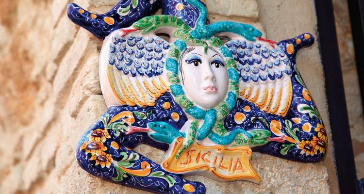 Dekoratives Keramikstück mit traditionellen Motiven.