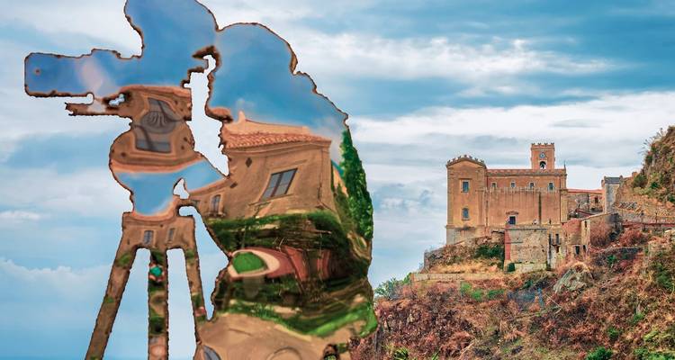 Künstlerische Skulptur, die einen Kameramann mit einem historischen Gebäude darstellt.