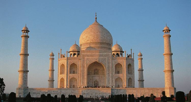 Das Taj Mahal bei klarem blauen Himmel.
