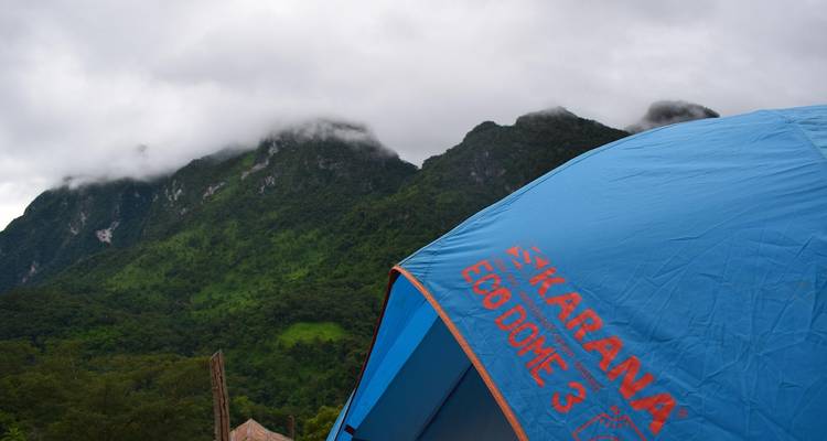 Tent opgezet in een bergdal.