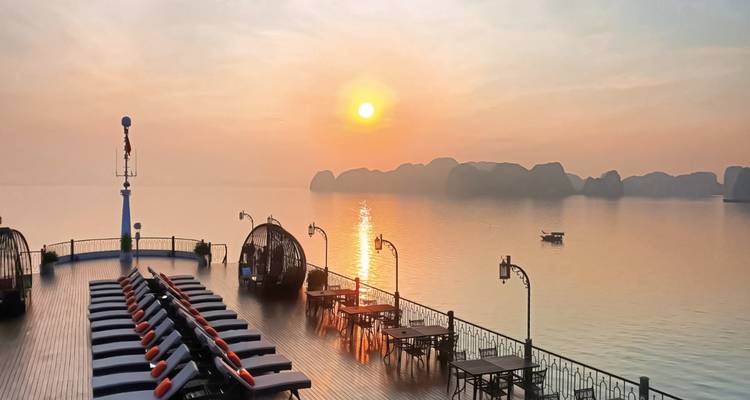 Sonnenuntergang vom Deck eines Kreuzfahrtschiffs.