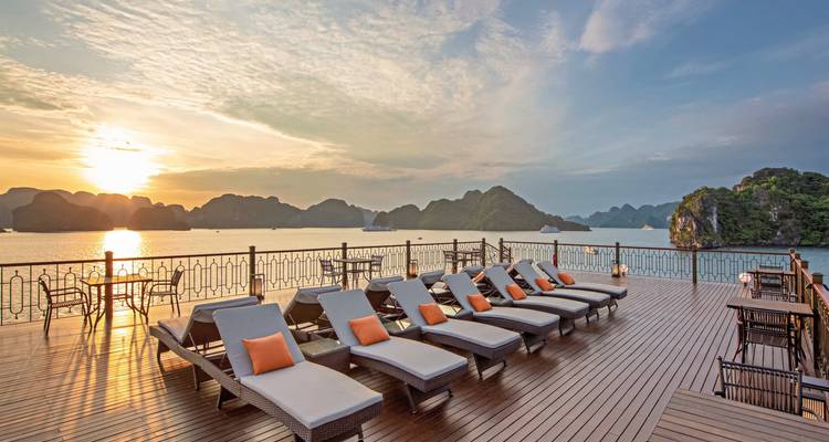 Entspannende Kreuzfahrtschiff-Deck mit malerischen Aussichten.