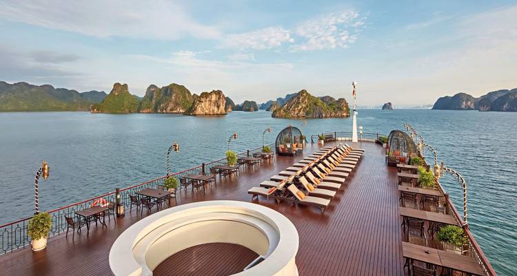 Kreuzfahrtschiffsdeck mit Panoramablick auf die Halong-Bucht.
