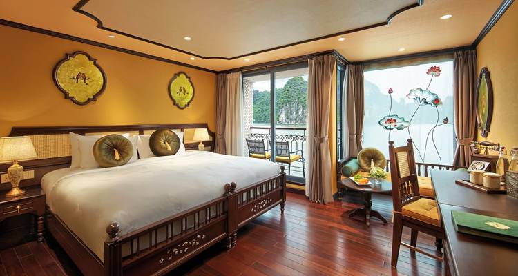 Luxuriöse Kreuzfahrtschiff-Kabine mit künstlerischer Dekoration.