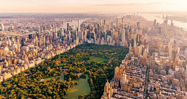 Vista aérea del Central Park y el horizonte de la ciudad de Nueva York al atardecer.