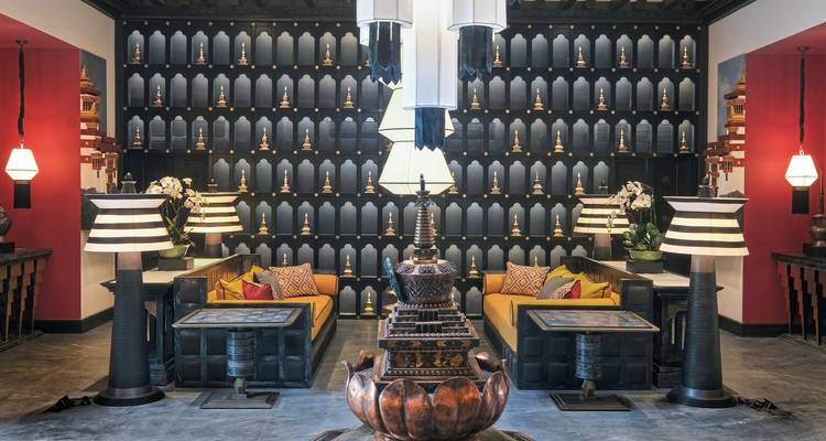 Opulenter Innenraum einer Lounge mit traditionell-modernem Fusionsdekor.