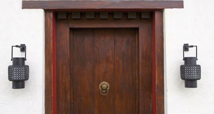 Holztür mit traditionellem asiatischem Architekturdesign.