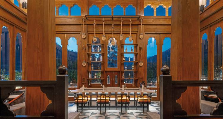 Geräumiges Restaurantinterieur mit großen Fenstern und Bergblick.